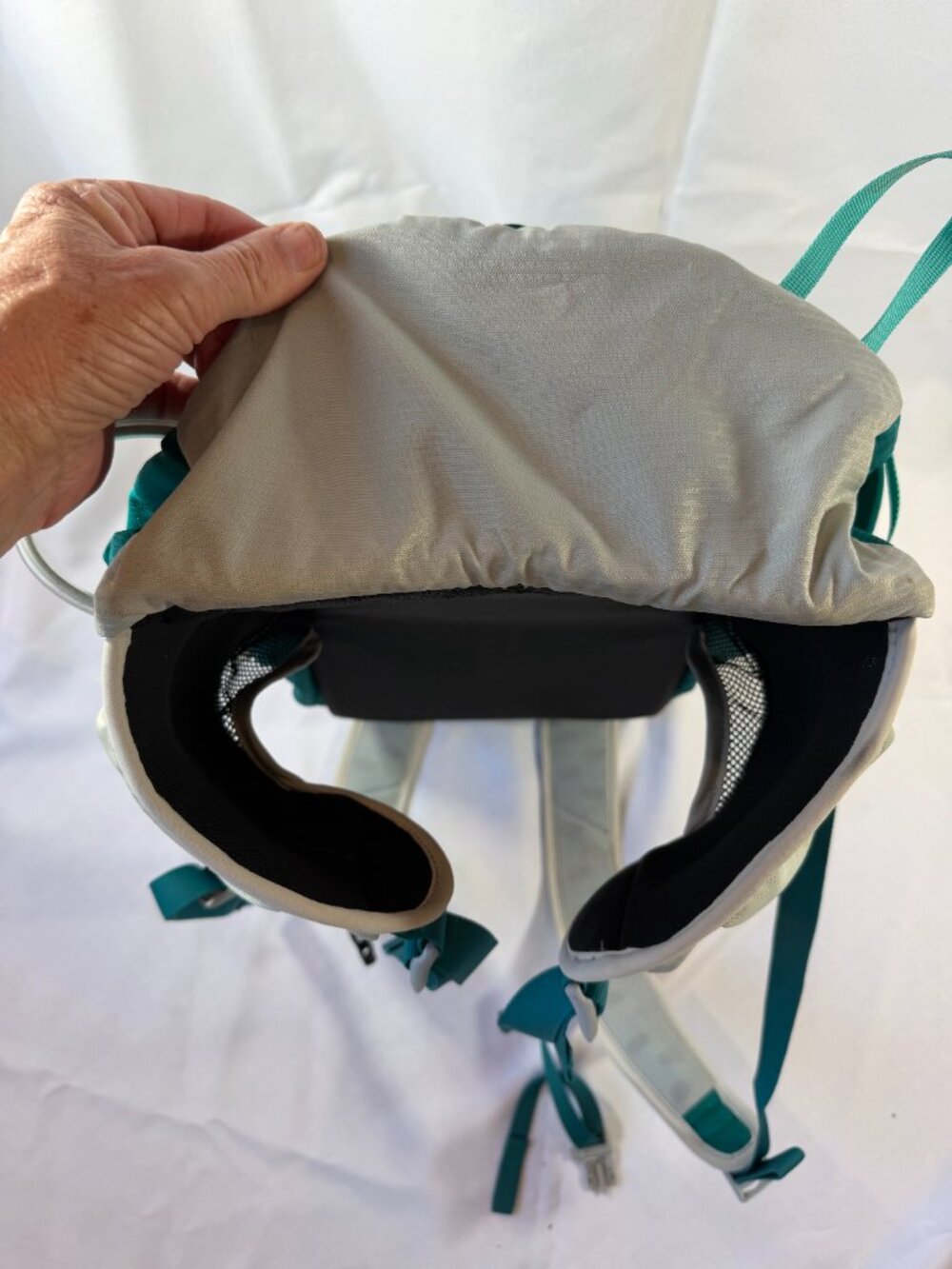 Osprey Tempest 20 Backpack W/ Platypus Bladder, LIKE NEW - Picture 9 of 10